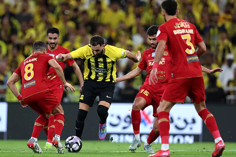ضمك يختتم موسمها بخسارة أمام الاتحاد في الدوري السعودي بمشاركة طارق حامد ضمك يختتم موسمها بخسارة أمام الاتحاد في الدوري السعودي بمشاركة طارق حامد