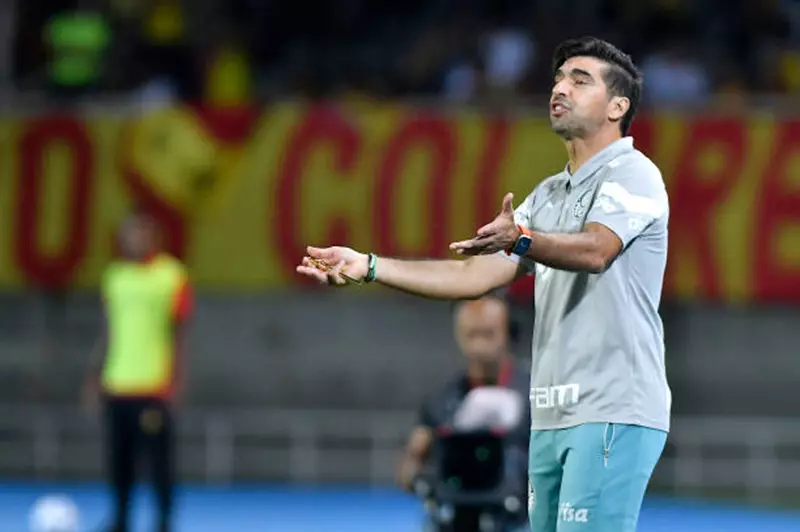 مدرب بالميراس يُعبّر عن استيائه بعد مواجهة مع مصور وصحفي قبيل كأس العالم للأندية مدرب بالميراس يُعبّر عن استيائه بعد مواجهة مع مصور وصحفي قبيل كأس العالم للأندية